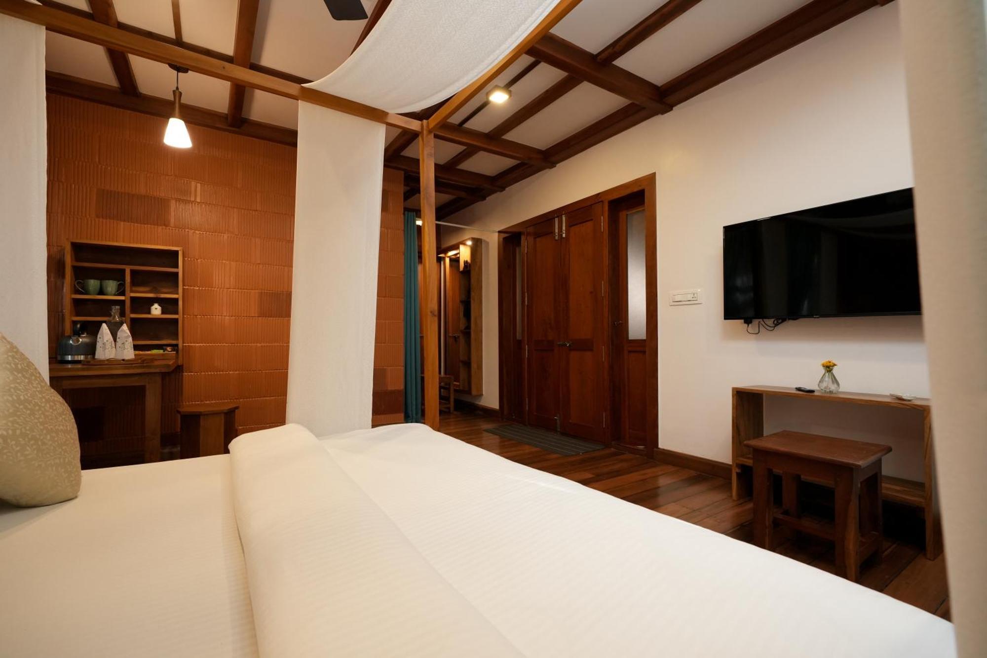 Little Chembaka Guest House Кумараком Екстериор снимка