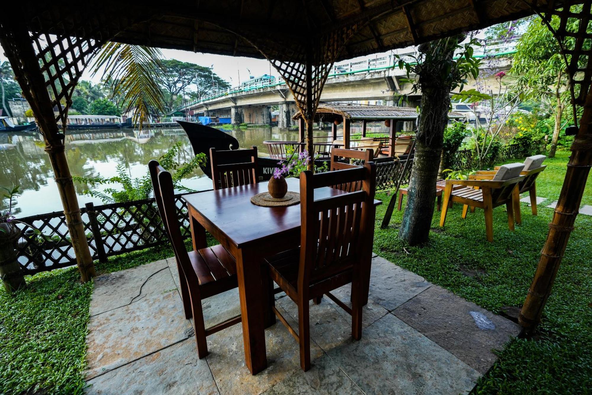 Little Chembaka Guest House Кумараком Екстериор снимка